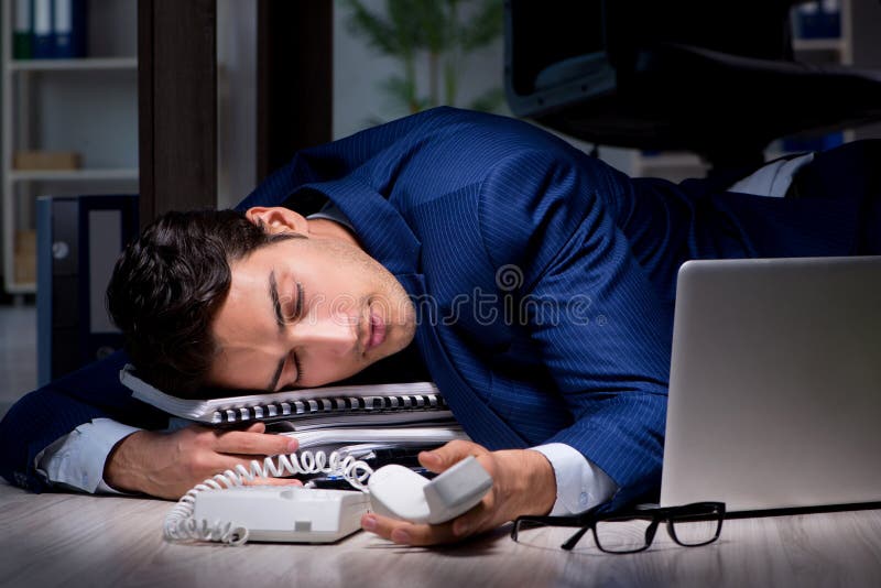 男青年熬夜加班眼睛疲勞狀態圖片素材-JPG圖片尺寸7933 × 5291px-高清圖案501803476-zh.lovepik.com